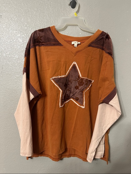 Sage + Fig Tops - Star Appliqué Long Sleeve Pullover - Rust & Cream